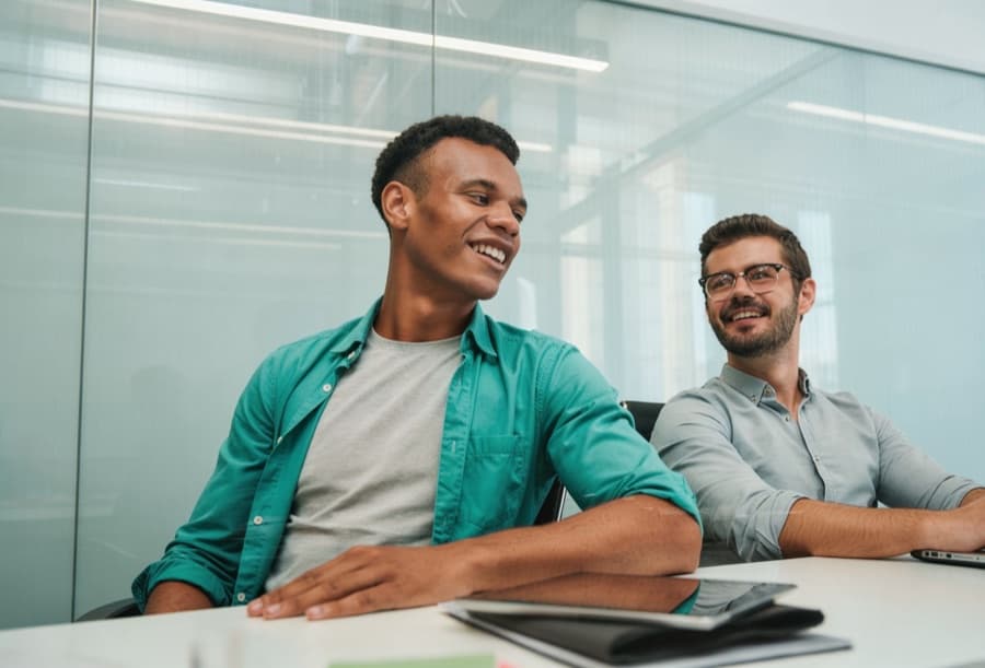 Homem sorrindo em ambiente de trabalho
