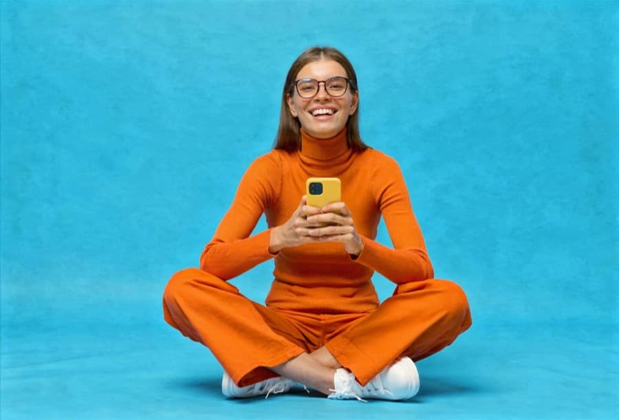Mulher usando o aplicativo no celular